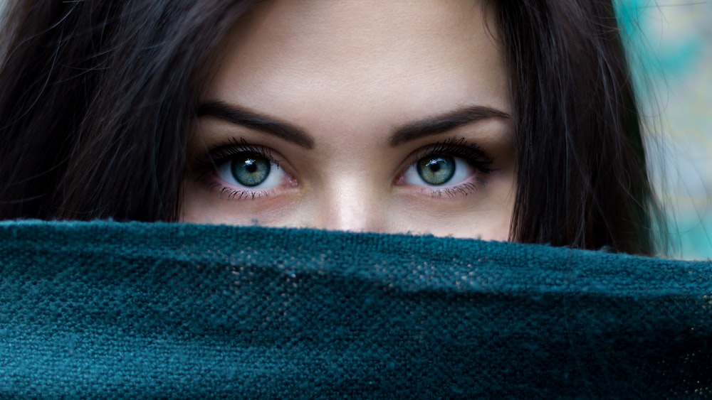 Captivating Eye Contact: A Close-Up of Mesmerizing Blue Eyes