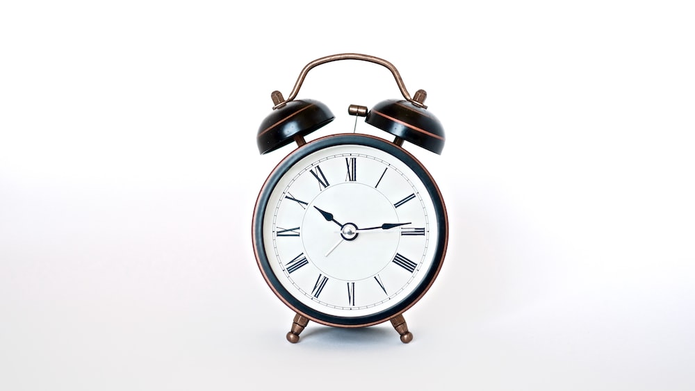 Effective Time Management: Round Analog Alarm Clock