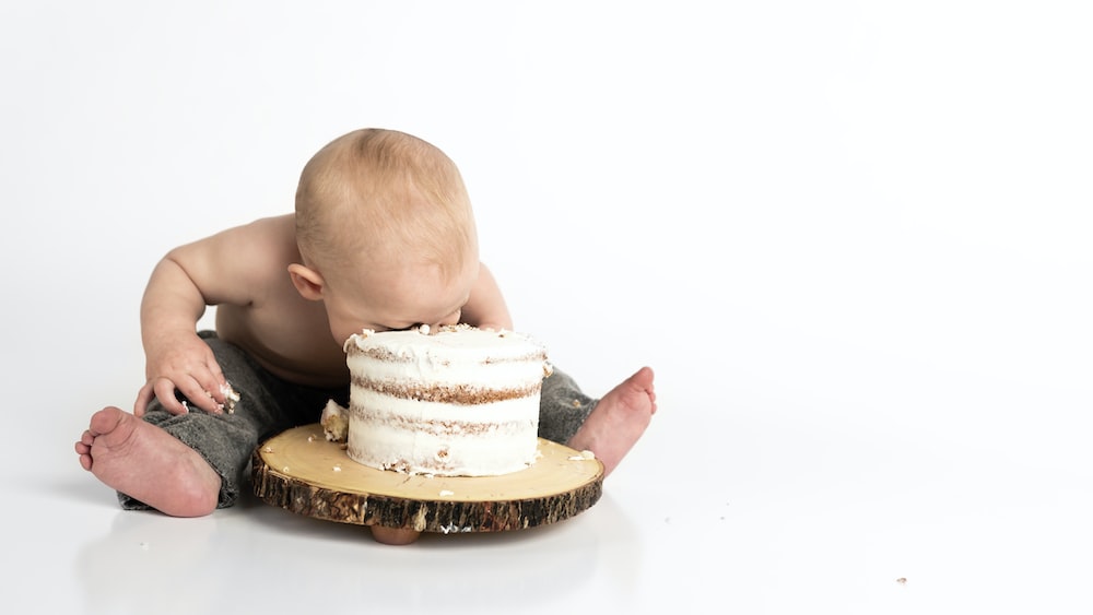 Mindful eating with a child enjoying a cake smash